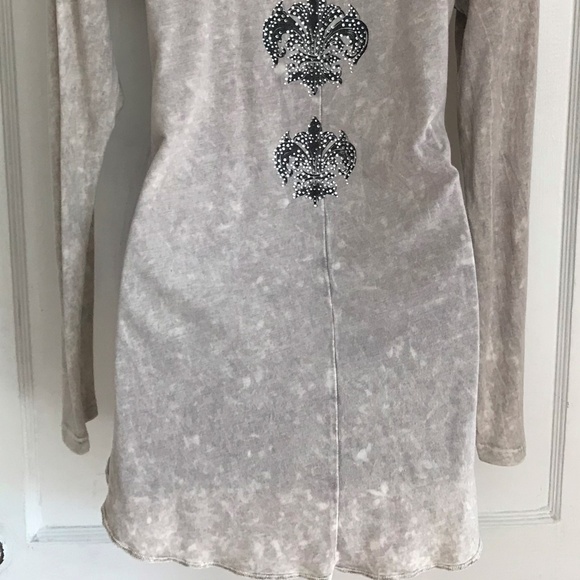 T PARTY Grey Long Sleeved Shirt w/Fleur d'Lis & RS - Picture 6 of 7